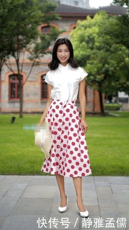 靓丽多姿的裙子搭配气质减龄,很好的展现女子婀娜的身形