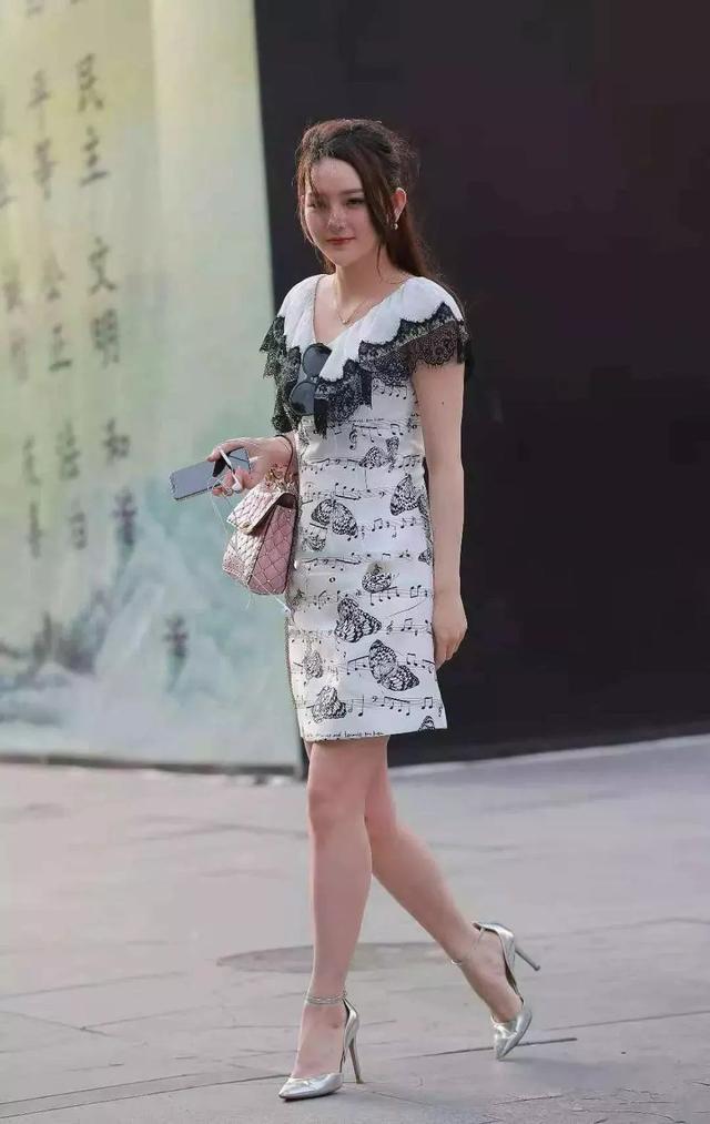 穿搭 脚上一双高跟凉鞋穿搭出街,带着魅力的姿态,让她犹如女神一般