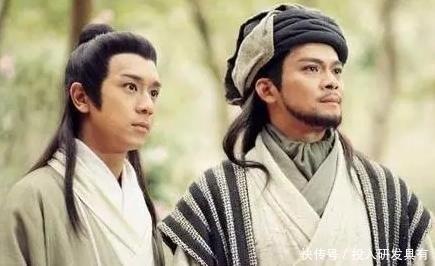 版本的乔峰|83版的乔峰为什么总戴帽子?黄日华摘下帽子后,网友笑出猪叫声