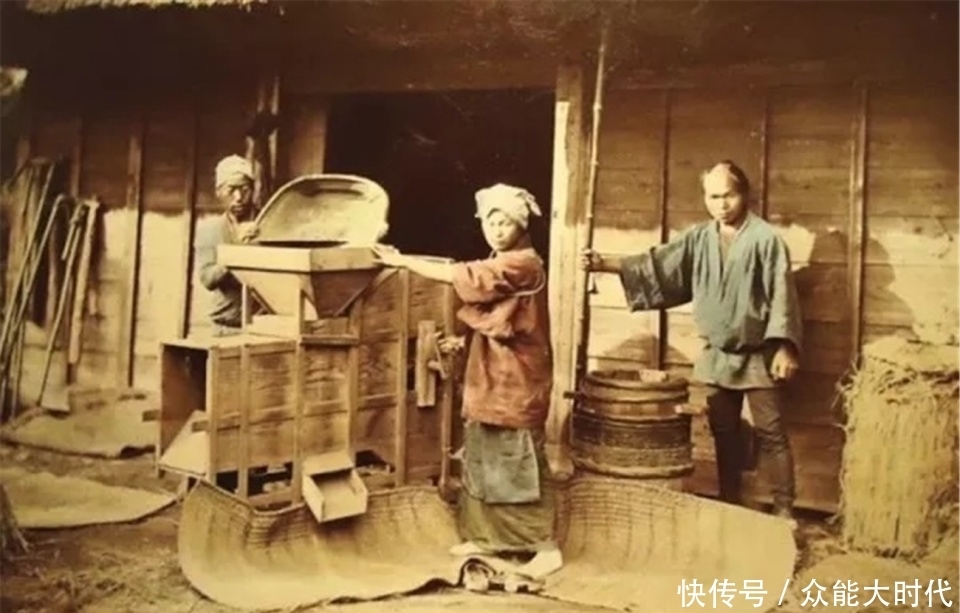 日本|一百年前的日本老照片，你在照片中看到了日本女人小睡的场景吗？