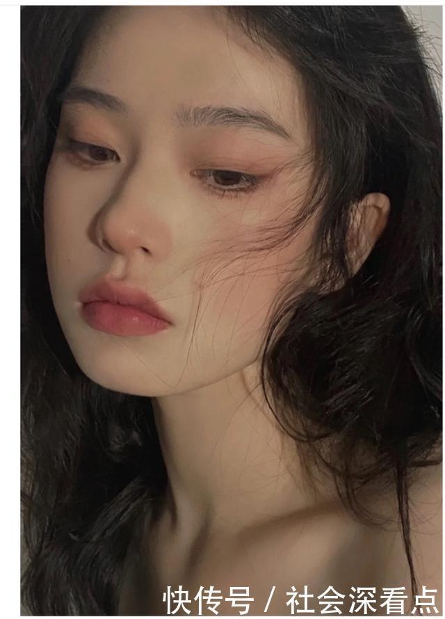 想要打造“氛围感美女”，妆容特点很重要，今日份妆容教程来啦！