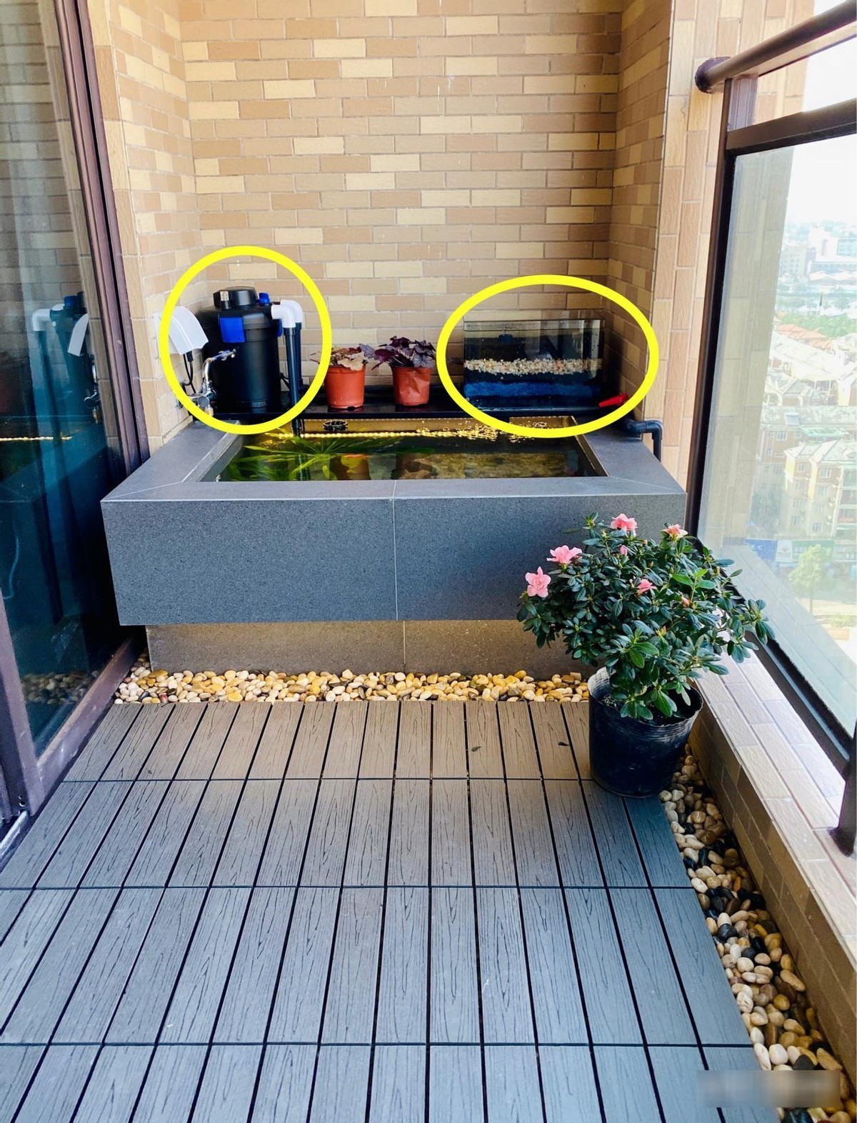 防水|住高层这么干,阳台窗前20公分,用红砖围一圈水池,养鱼种花都好