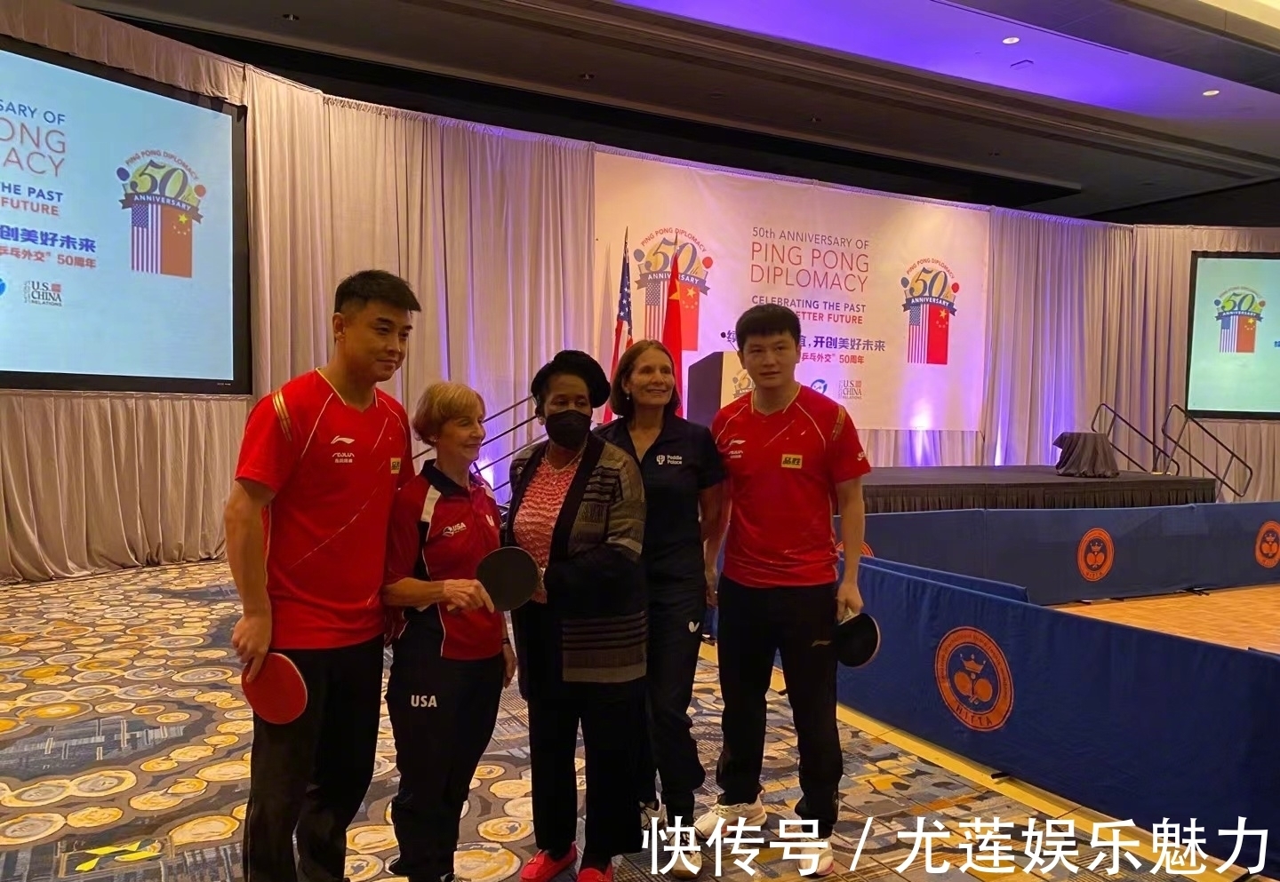 世乒赛|王皓师徒打跨国混双!美国女搭档摔倒,樊振东没敢搀扶,羞涩微笑