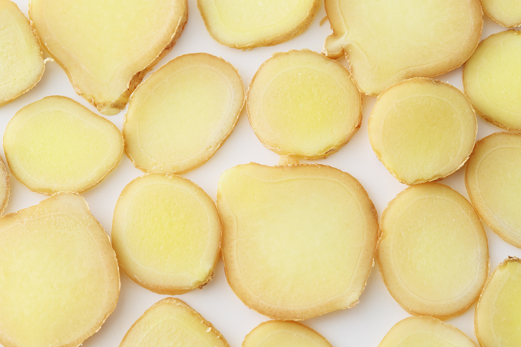 身体疲劳|女人睡前,坚持用“生姜”抹脚底,4件好事不请自来,可比吃药强