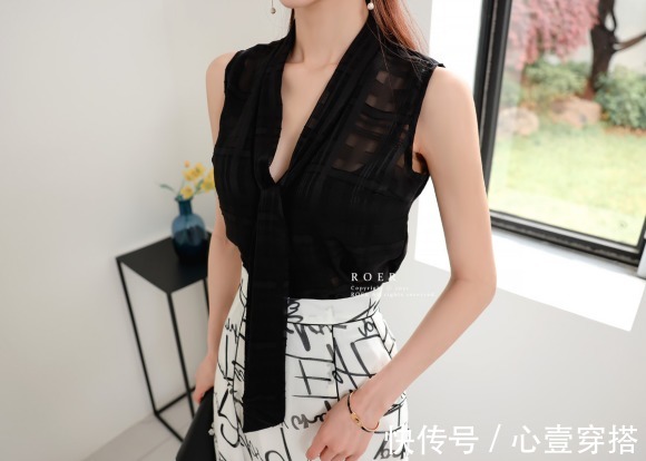 时尚|女神孙允珠高清时尚搭配:韵墨雪纺束领字母层叠无袖裙