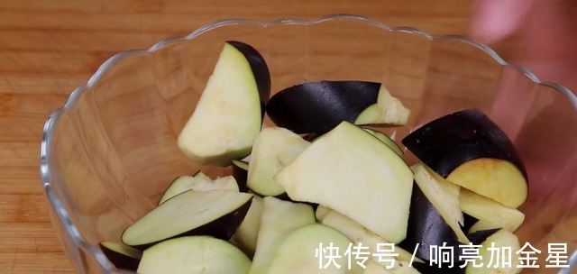 茄子里加1个西红柿，这样做太香了，很多人没试过，比吃肉解馋！