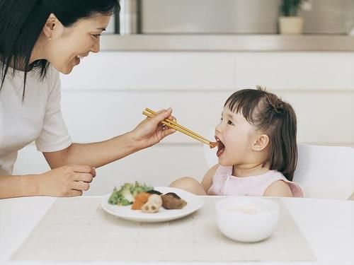 中国学龄儿童膳食指南|为了长高每天逼女儿跳绳3000个，跳出骨骺炎，如何让孩子有效长高