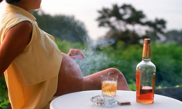 吸烟|孕期胎儿频繁好动,孕妈以为宝宝很健康,产检后医生建议不能留!