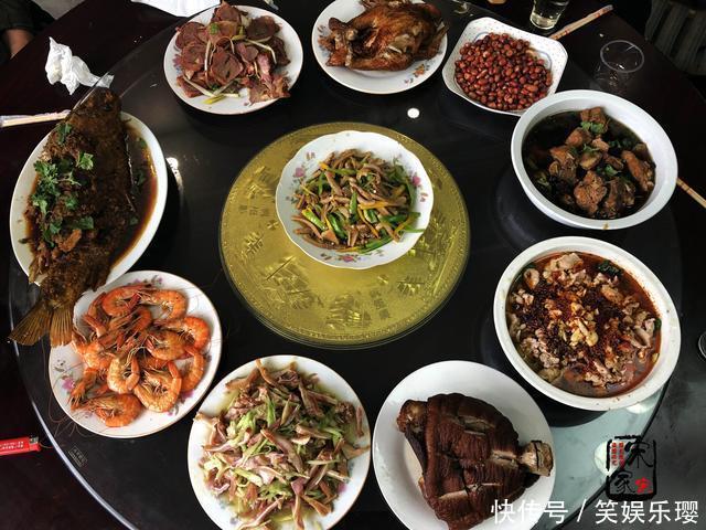 爷爷生日,菜刚端上桌嫂子坐下就吃,姑姑:停!老人还没动筷子