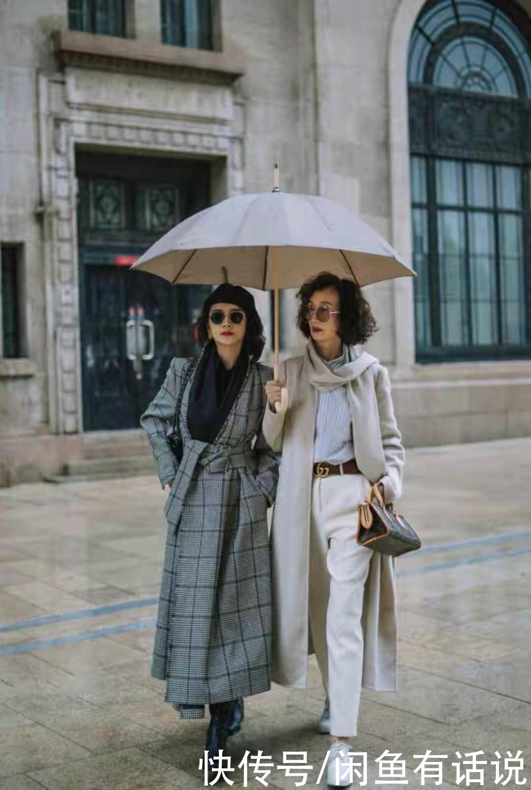 半身裙|女人上了年纪也要优雅,穿大衣尽量别搭打底裤,学三木妈妈就行了