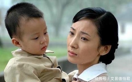 她在襁褓中就被母亲抛弃,嫁给小9岁的男人当小妾,最终难产去世