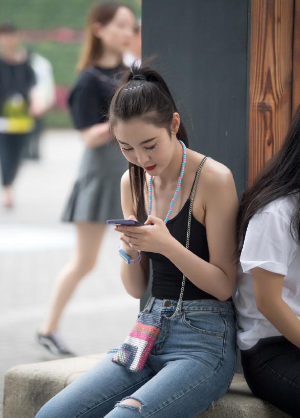 十足|街拍黑色“紧身”上衣,搭配紧身牛仔裤,发型个性十足,性感
