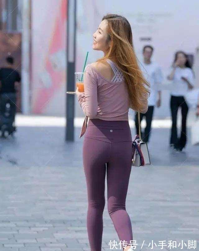 尖头高跟鞋 美女脚上搭上一双尖头高跟鞋的时候，显得更加的美丽动人