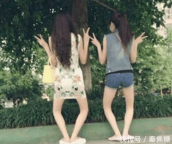 姑娘们这样是不行的,还是让我给你来压腿吧