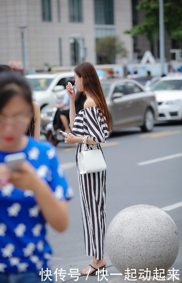 同样是长款连衣裤,搭配简单气质出尘,“斑马裙”比明线裙更抢眼