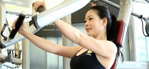 胸部|杠铃卧推时,手腕中立位置是什么,最好让自己做到这几点