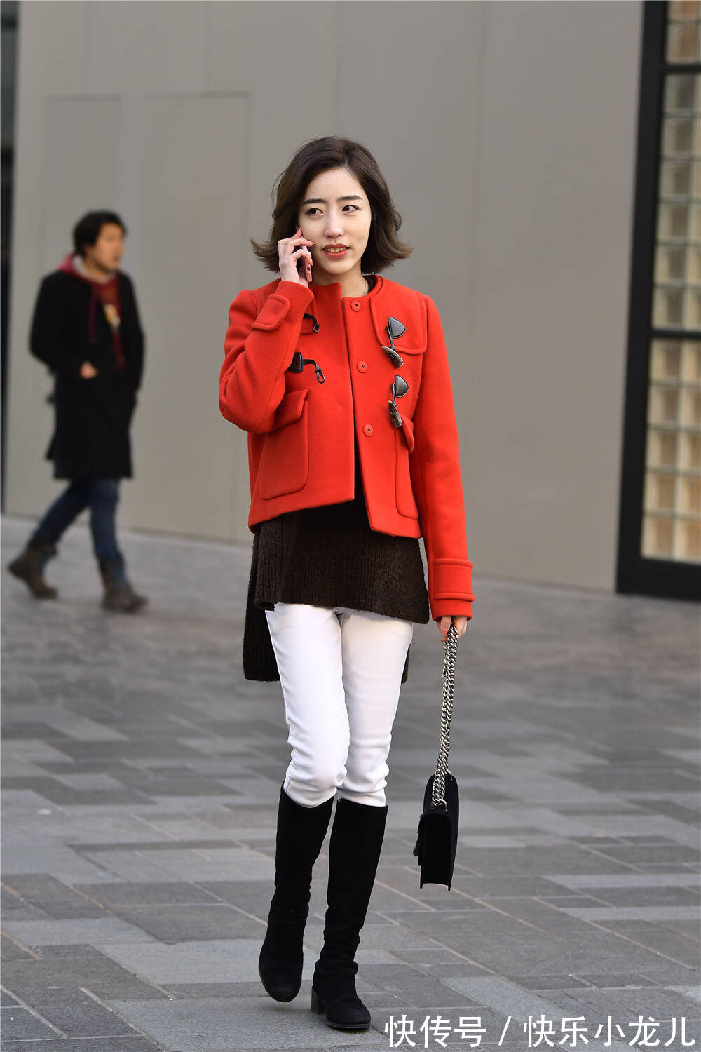 搭配 白色长裤搭配黑色长靴,对比色的穿搭,时尚又精致