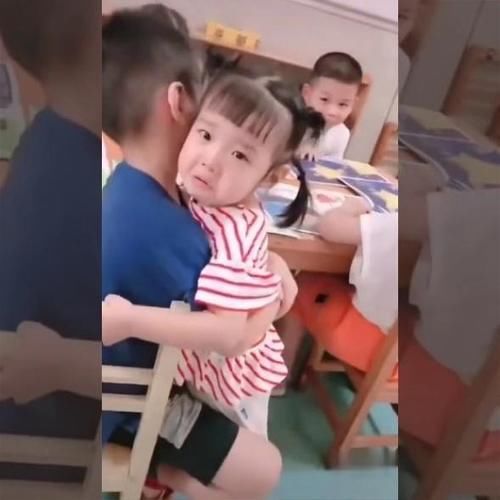 抱抱|小班姑娘哭鼻子，泪眼汪汪到中班找哥哥“抱抱”网友：太有爱了
