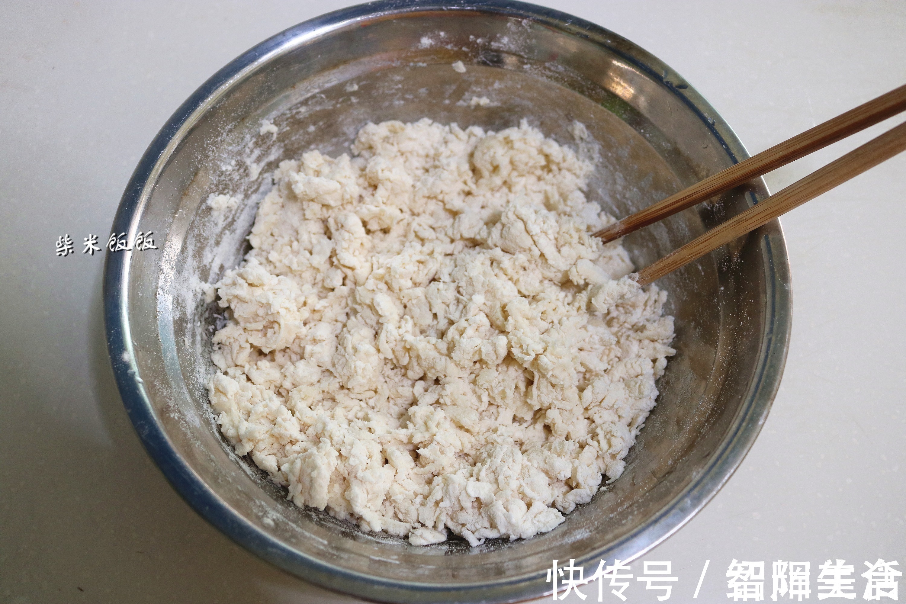 糯米|我家吃烧麦从不买，这做法简单，捏一捏10分钟出锅，4个不够吃