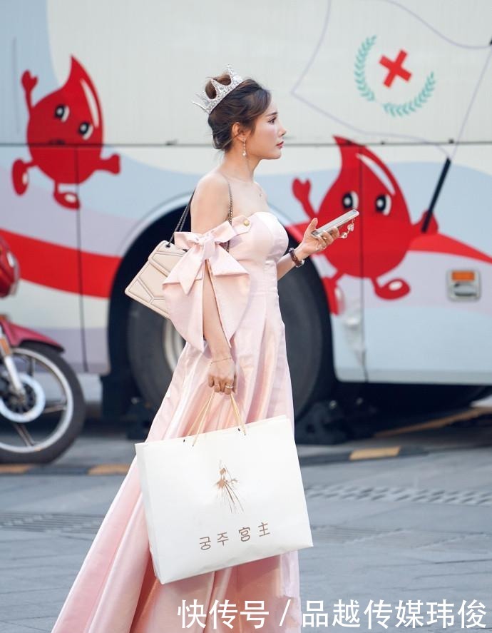 修身|时尚美女街拍:修身个性的,映衬女性的优雅气质!