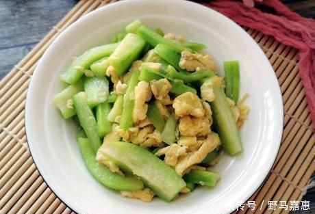烹饪方法|炒丝瓜时,直接下锅是不对的,教你1个妙招,丝瓜不发黑更翠绿