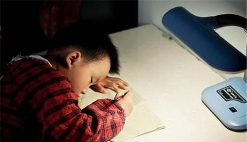 小周|“咱不写了”，6岁男孩凌晨还在写作业，得知原因宝爸怒撕作业本