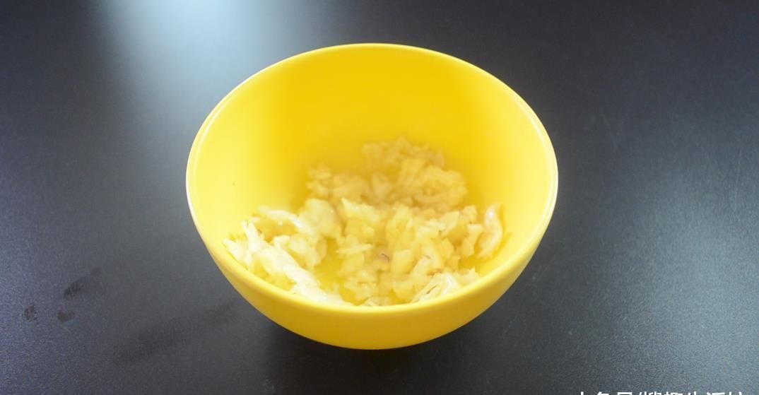 擀饺子皮|擀面杖上套一个塑料瓶, 放在厨房太实用了, 解决了很多人的烦恼