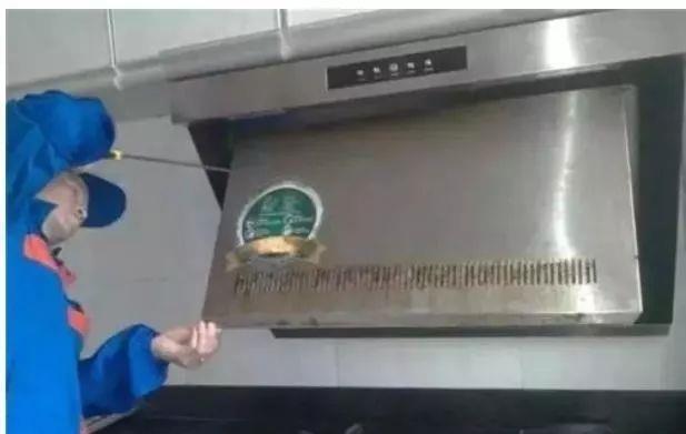 洗抽油烟机时,还在傻傻拆洗吗?教你1招,不须拆开,污垢全洗掉