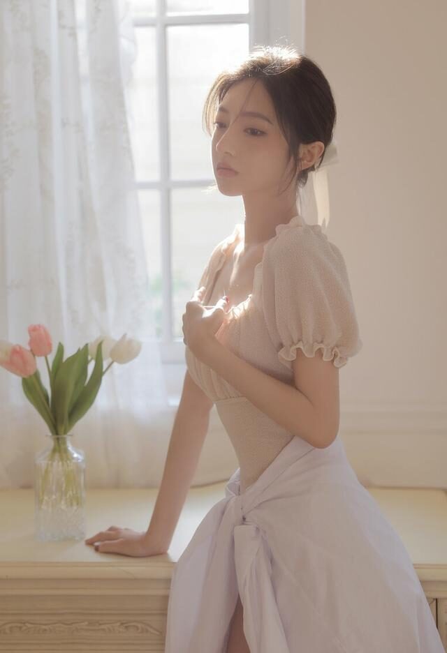 上衣 优雅苗条的美女，身材好，再搭配背部绑带上衣，很有时尚气质