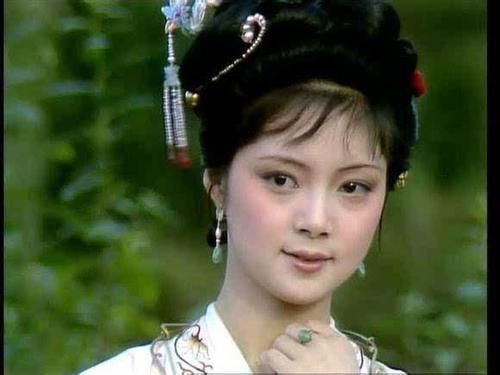 淑女|一个与宝玉同床共枕,一个守着宝玉绣鸳鸯,黛玉和宝钗谁才是淑女