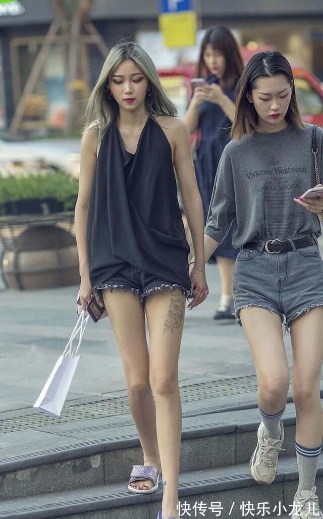 打底裤 黑色吊带搭配同色系牛仔短裤,好看又不土气,赶快穿起来