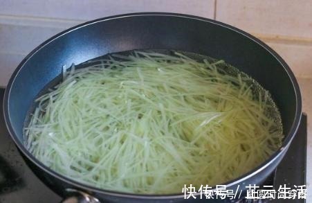 炒土豆丝时，放醋顺序是关键，很多人不懂，难怪炒出来不够香