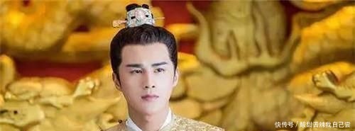 熊孩子贪玩爬上龙椅，皇帝：好玩吗？孩子机智回答6字，顺利登基！