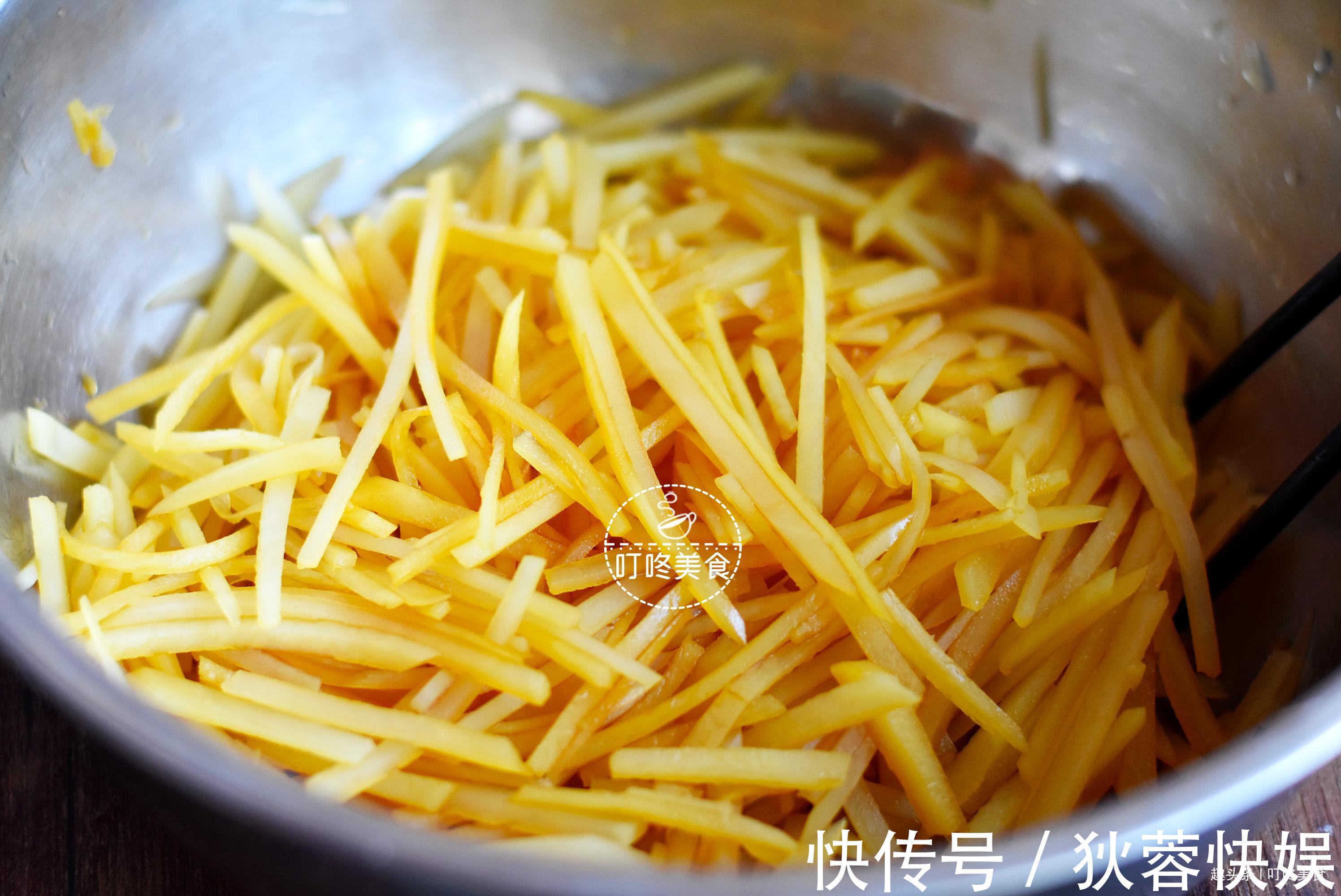 土豆丝别只会炒了,教你简单一焯一拌,清脆爽口,比炒的还好吃