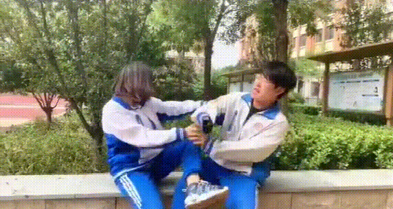 男孩|“最强直男”火了,与女同学打闹,气急败坏抱摔女同学,网友笑翻