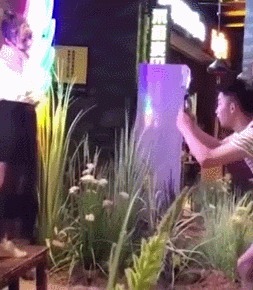 |搞笑GIF：难怪这妹子的做的东西味道十足的！原来如此