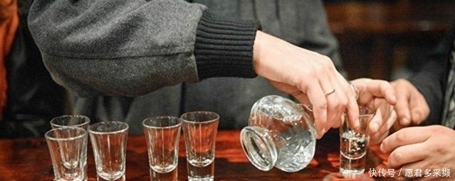 不关|乡下那些卖散白酒的一天不见几个人买,为什么不关店