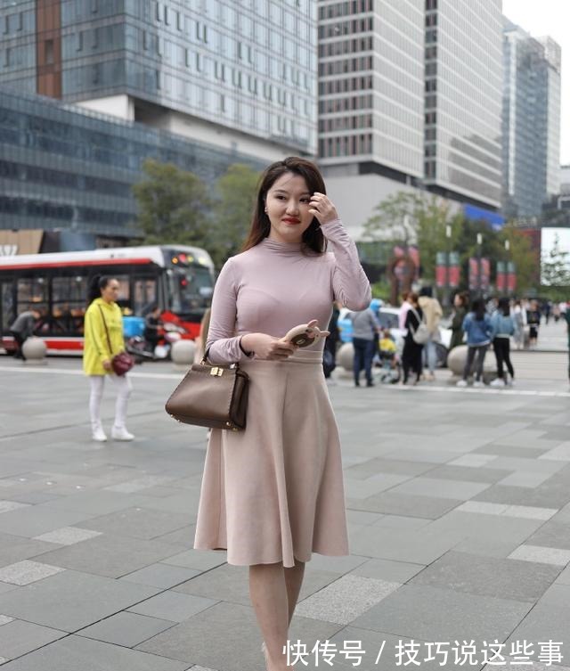 牛仔裤 时尚休闲风格穿搭,体型微胖的小姐姐,牛仔裤是一个不错选择!