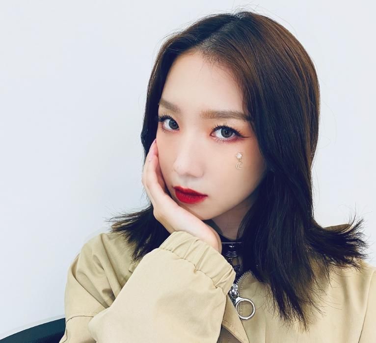 《创造营2020》总决赛主持人何炅,嘉宾有孟美岐和R1SE,分组曝光