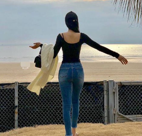 品位|街拍:身材窈窕的牛仔裤美女,展现出不俗的品位