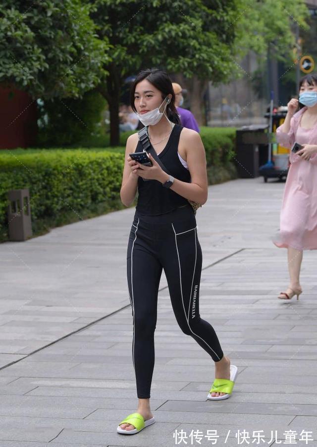 时尚人 一身“黑色动感套装”,展现出活力与青春,简答的搭配也能好看