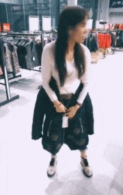 |搞笑美女GIF:撩妹果然有一手,学会了现在就去试试!!