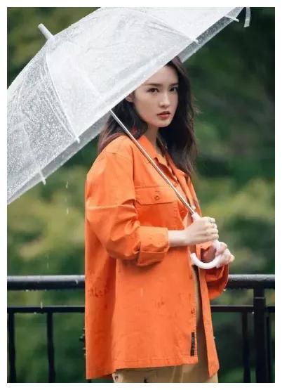 女人到了中年，切忌穿这2个颜色，多穿另外6个，更能显白减龄