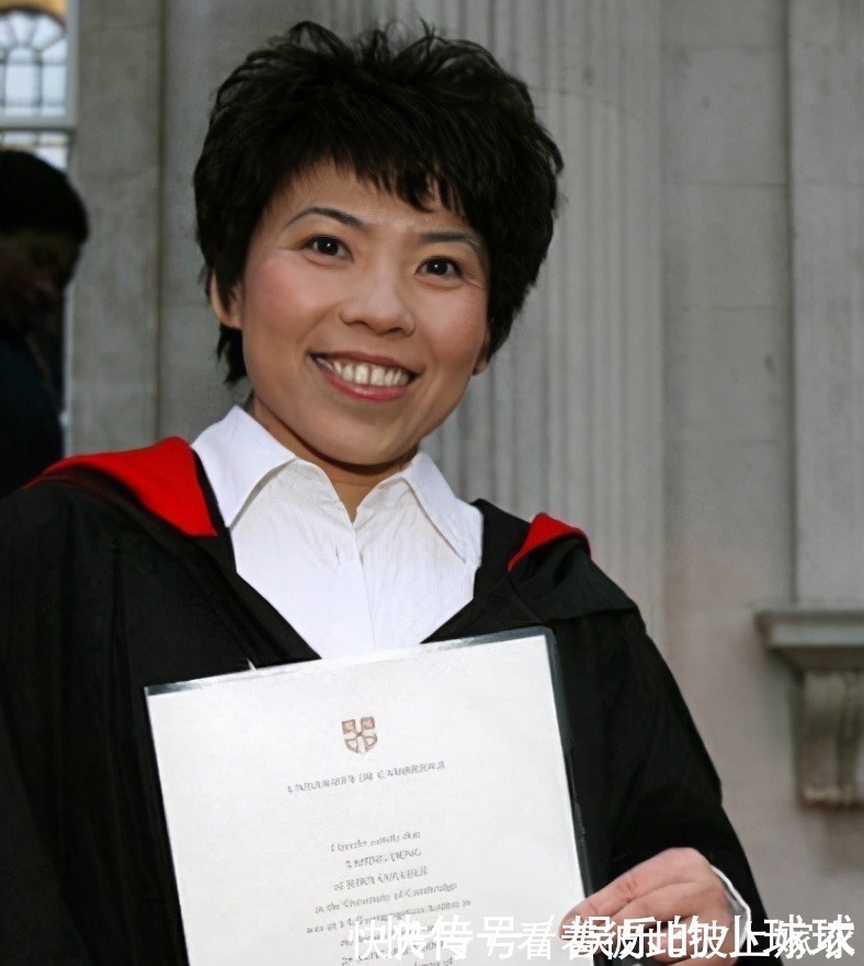 世界冠军|邓亚萍近况曝光超朴素!啃鸡爪直接用手接骨头,回归田园醉心种菜