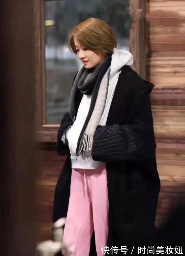 外套 马伊琍衣品越来越好,穿牛仔外套配工装裤,洋气减龄又时髦