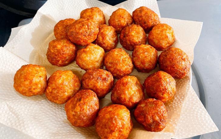 炸肉丸只会放面粉鸡蛋，难怪口感差！牢记4不放，肉丸凉了也酥脆