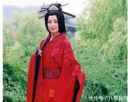 当场|皇帝下令处死奶妈，奶妈回头看了一眼，大臣当场怒斥，皇帝：放了