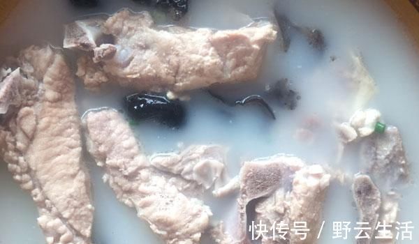 痛风者|炖肉出现的白沫，是营养品还是垃圾？不少人都搞错了，肉白炖了
