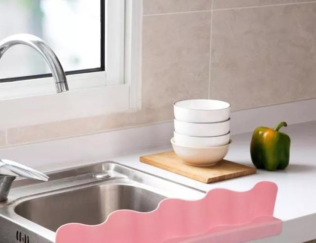 很多主妇都把水槽周边空着，20年老保姆支招，空间瞬间大两倍