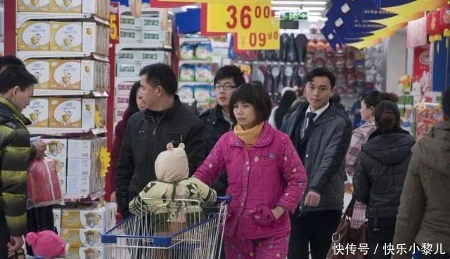 位宝妈|“睡衣妈妈”火了,穿睡衣接娃被吐槽,孩子:太丢人